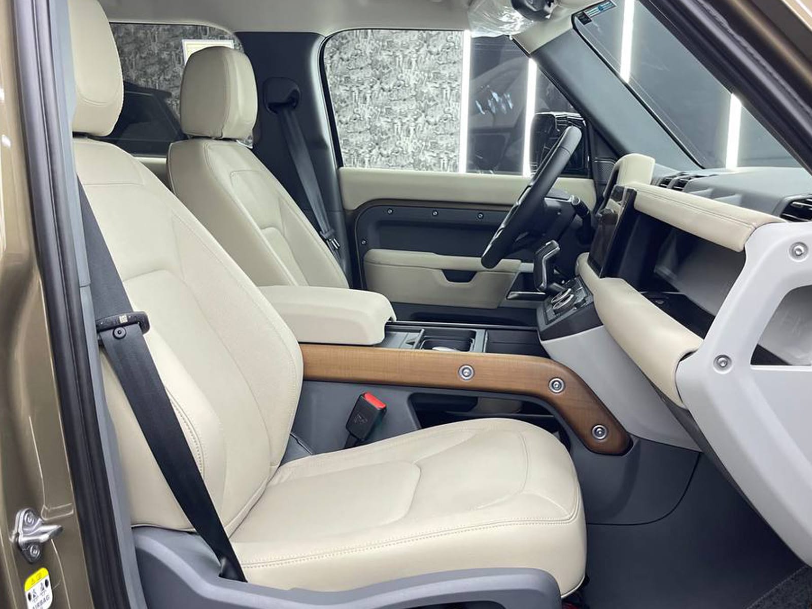 Discover the New Range Rover Defender 2024 Model 8 Discover the New Range Rover Defender 2024 Model - Image 8