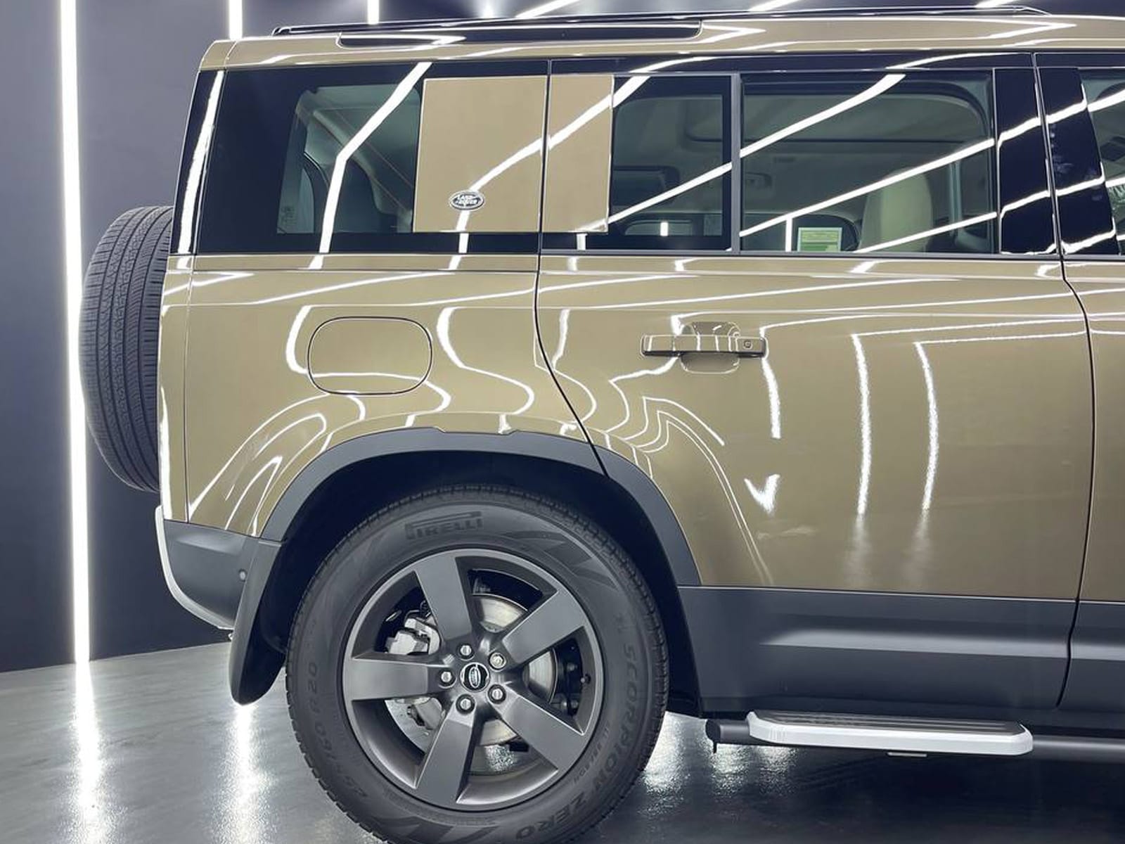 Discover the New Range Rover Defender 2024 Model 4 Discover the New Range Rover Defender 2024 Model - Image 4