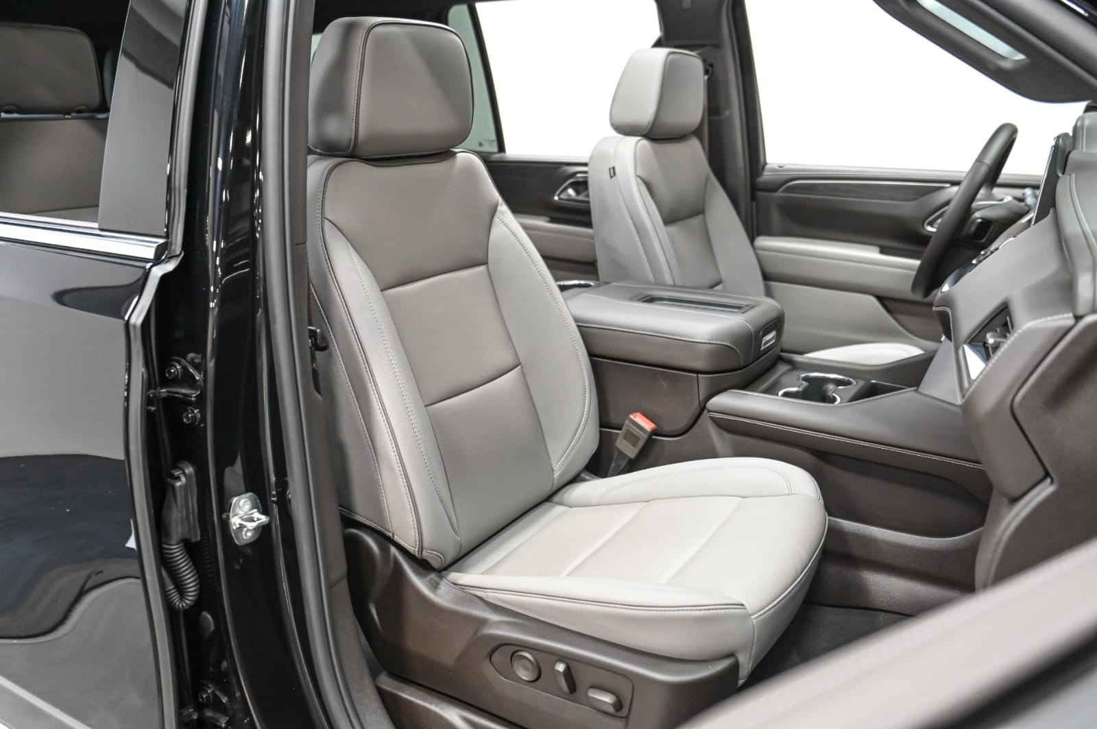 Rent GMC Yukon 2024 in Dubai – Luxury, Power, and Comfort 8 Rent GMC Yukon 2024 in Dubai – Luxury, Power, and Comfort - Image 8