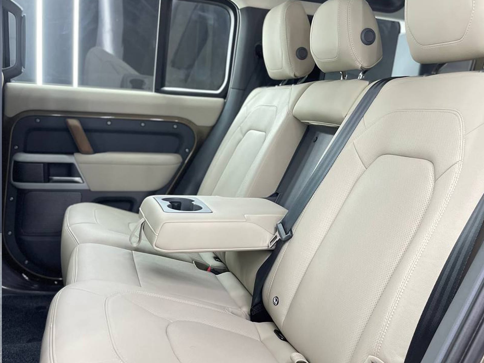 Discover the New Range Rover Defender 2024 Model 9 Discover the New Range Rover Defender 2024 Model - Image 9