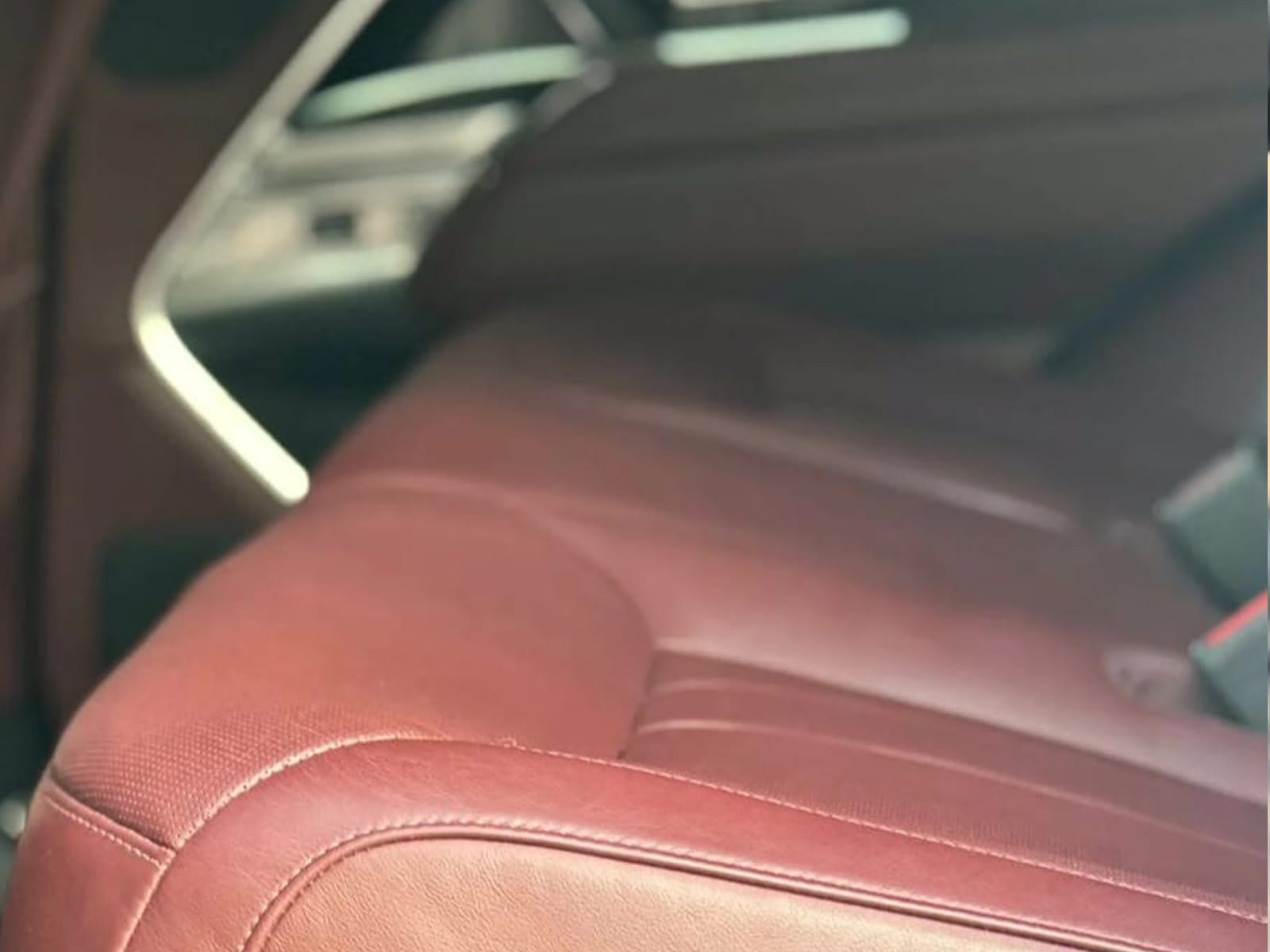 Rent Range Rover Vogue 2024 in UAE 6 Rent Range Rover Vogue 2024 in UAE